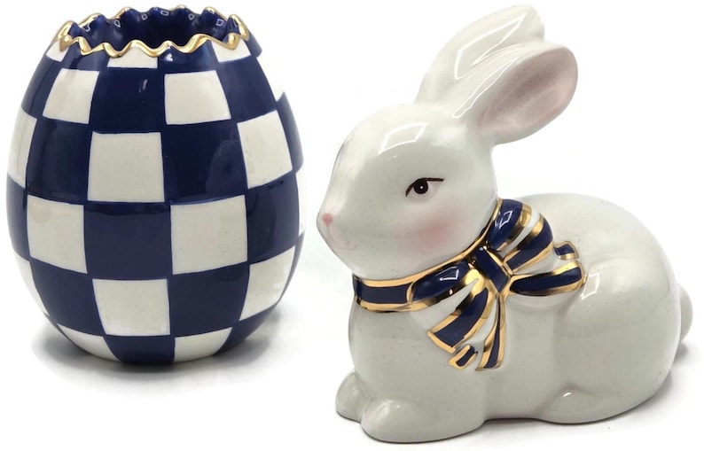 Juego de pesas para servilletas y palillos de dientes con forma de huevo, diseño de conejito azul a cuadros Royal Check de Mackenzie Childs imagen 1