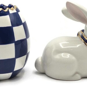 Juego de pesas para servilletas y palillos de dientes con forma de huevo, diseño de conejito azul a cuadros Royal Check de Mackenzie Childs imagen 3