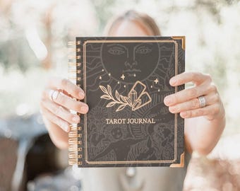 Diario de Tarot Anual Definitivo (1 año, sin fecha), con pegatinas y cubierta en lámina dorada.