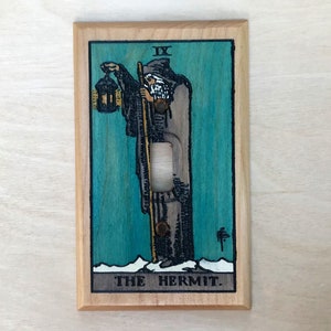 Cubierta de interruptor de luz con carta del tarot pintada a mano - Placa de cubierta de interruptor de luz The Hermit
