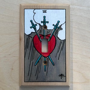 Couvercle d'interrupteur pour carte de tarot peint à la main - Plaque de protection pour interrupteur Three of Swords