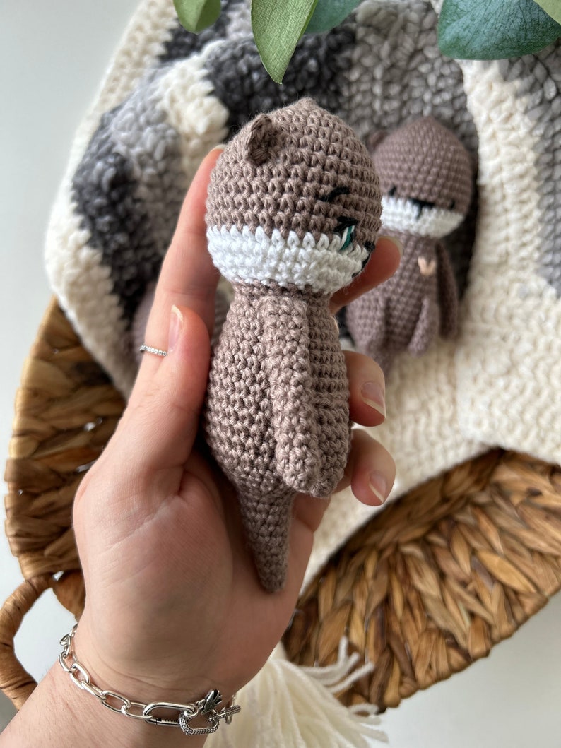 Otter Kuscheltier gehäkelt aus Baumwolle, Amigurumi Otter, Gehäkelter Otter Bild 6