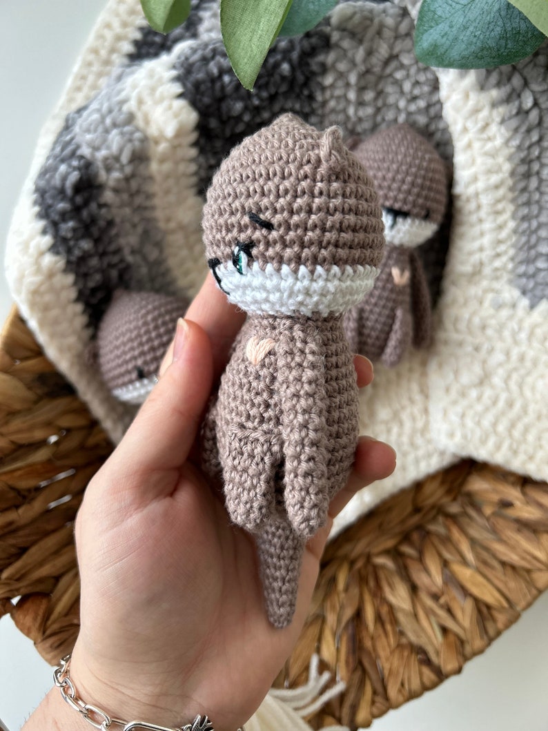 Otter Kuscheltier gehäkelt aus Baumwolle, Amigurumi Otter, Gehäkelter Otter Bild 4