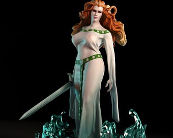 Pode incluir: Uma figura feminina com uma túnica branca e cabelo longo vermelho está em pé sobre uma base de água verde que gira. Ela segura uma espada prateada em sua mão esquerda e usa um cinto verde com uma fivela decorativa. A figura é uma miniatura impressa em 3D.