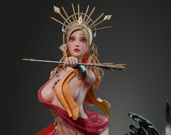 Pode incluir: Uma figura de mulher com uma coroa dourada e um drapeado vermelho e amarelo, segurando um arco e uma flecha, em pé sobre uma figura de tubarão com uma base de água azul e verde.
