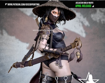 Könnte beinhalten: Detaillierte 3D-Figur einer Ninja-Waifu-Attentäterin, die ein schwarzes Outfit, eine Maske und einen Strohhut trägt. Die Figur hält ein Katana und ist mit aufwendiger Rüstung und Zubehör geschmückt. Der Text "APRIL RELEASE" ist sichtbar.