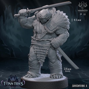 Puede incluir: Una miniatura gris y detallada de un guerrero tortuga sosteniendo una espada. La miniatura mide 41 mm de alto y se coloca sobre una base de 25 mm. La miniatura forma parte de la colección Titan Tides Shinobi 1.