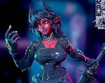 Könnte beinhalten: Eine 3D-gedruckte Pin-up-Figur einer weiblichen Figur mit Hörnern, roter Haut und schwarzen Haaren. Sie trägt ein schwarzes und goldenes Outfit und hält ein Schwert. Der Hintergrund ist ein blauer und violetter Farbverlauf. Das Bild enthält den Text "CYBERPUПК ONI LYNN" und "PATREON.COM/RONINARTS".