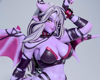 Könnte beinhalten: Eine lila Drachenmädchen-Pin-up-Figur mit weißen Haaren, Hörnern und Flügeln. Die Figur trägt ein dunkelviolettes Outfit mit roten Akzenten. Der Text "DRACIA DRAGON GIRL PIN-UP" ist sichtbar.