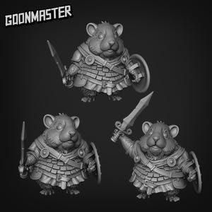Op de afbeelding: Drie grijze 3D-geprinte figuren van een knaagdierkrijger, elk uitgerust met een zwaard en schild. De figuren dragen een harnas en hebben een vastberaden uitdrukking. Het woord "GOONMASTER" staat in het wit bovenaan.
