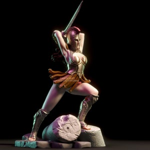 Peut inclure: Une figurine miniature peinte d'une guerrière portant une cuirasse dorée et un casque avec une plume rouge. Elle tient une épée dans sa main droite et se tient sur une base en pierre. La figurine est peinte dans un style réaliste avec un souci du détail.