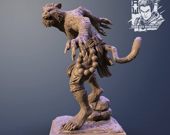 Puede incluir: Una figura en miniatura detallada de una criatura felina con un cuerpo humanoide y una cola larga. La criatura está esculpida en una pose dinámica, con sus garras extendidas y su boca abierta en una expresión feroz. La figura está pintada en un color marrón apagado y está colocada sobre una base rocosa.