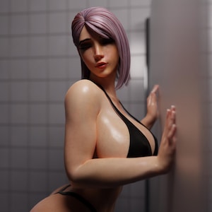 Könnte beinhalten: Eine Sammlerfigur, die einen Charakter mit kurzem, hellviolettem Haar und gebräuntem Teint darstellt. Die Figur trägt ein schwarzes Bikini-Oberteil und ist mit den Händen gegen eine flache Oberfläche gestützt, vor einer weißen Fliesenwand.