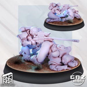 Könnte beinhalten: Zwei Figuren in einer geduckten Position, eine hält ein Gewehr und zielt auf die andere. Die Figuren sind in einem hellen Rosa lackiert und in einer dynamischen Action-Pose dargestellt. Die Figuren stehen auf einem runden Sockel mit einer braunen und beigefarbenen, strukturierten Oberfläche.