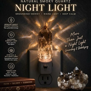 Könnte beinhalten: Ein Steckdosen-Nachtlicht mit einer natürlichen Rauchquarz-Kristallspitze, die ein warmes Leuchten abgibt. Der Text lautet: NATURAL SMOKY QUARTZ NIGHT LIGHT, GROUNDING ENERGY, WARM LIGHT, DEEP CALM, More Than Just a Night Light, FOCUS + BALANCE + HARMONIZE.