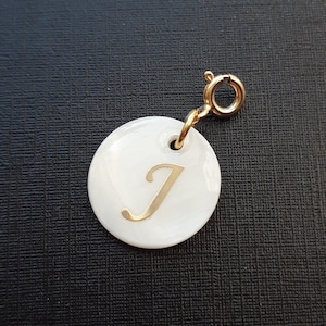 Charm initiale nacre et attache dorée à l'Or fin