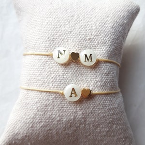 Bracelet perle(s) nacre initiale(s) et cœur doré à l'Or fin, cadeau femme, cadeau fête des mères