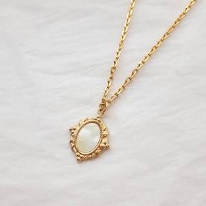 Mother-of-pearl pendant necklace and gold-plated stainless steel chain