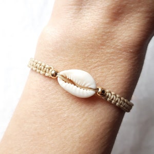 Handgjort armband med naturligt kaurisnäcka och makramé: förgyllda pärlor i rostfritt stål