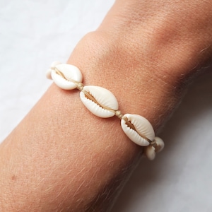 Pulsera de concha de cauri natural hecha a mano: elección de color de hilo, ajustable