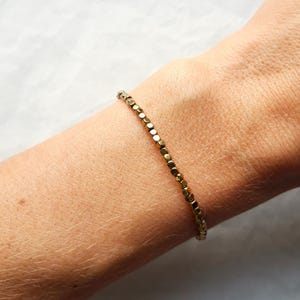 Bracelet perles cubes en hématite dorée