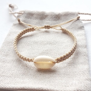 Handmade macramé bracelet and natural cowrie shell, color of macramé thread of your choice, summer beach bracelet
