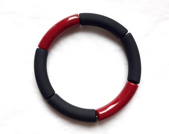Bracelet jonc en perles tubes incurvés en acrylique Noir mat/ Rouge bordeaux, cadeau femme