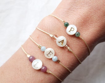 Bracelet initiale nacre et perles de naissance, cadeau femme, maman, fête des mères