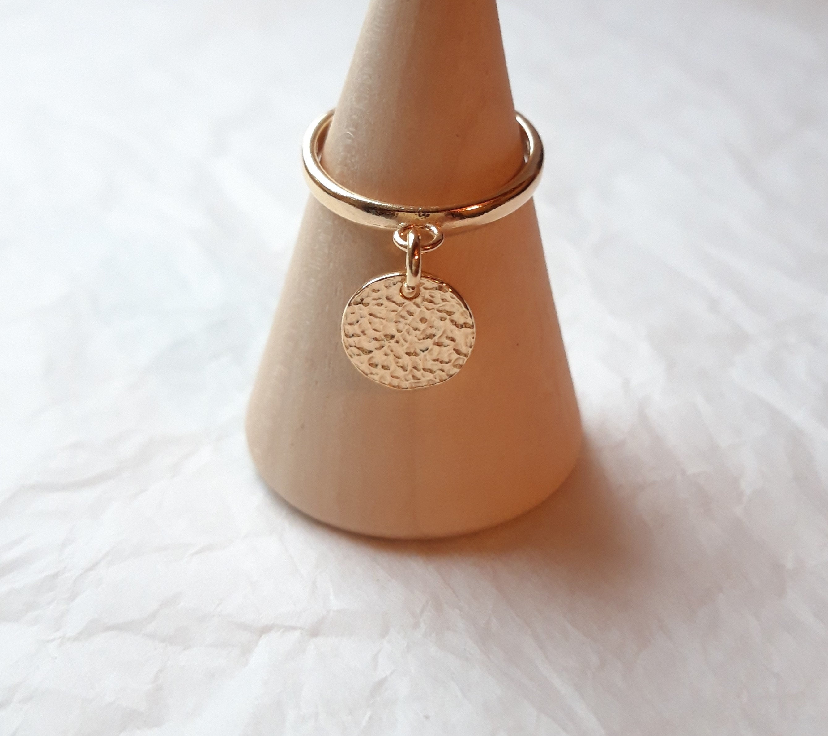 Hammered medal ring in 925 silver gilded with fine gold: adjustable ring