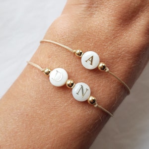 Pulsera con inicial(es) perla(s) de nácar y perlas bañadas en oro, regalo mujer