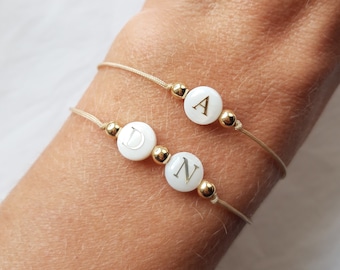 Bracelet perle(s) nacre initiale(s) et perles en plaqué Or, cadeau femme