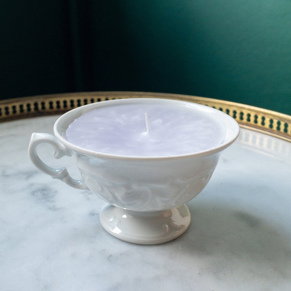 Bougie parfumée colorée dans petite tasse blanche