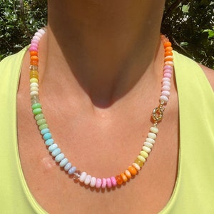 Se tutte le gocce di pioggia fossero gocce di limone e caramelle gommose, collana di caramelle con pietre preziose arcobaleno pastello annodate a mano