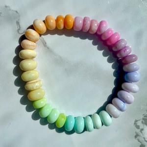 De armband - regenboog neon opaal edelsteen snoeparmband
