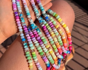 Ahí va ella: collar de caramelos con piedras preciosas de ópalo arcoíris, piedra lunar y cuarzo.