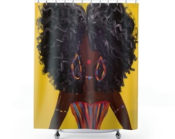 Può includere: Una tenda da doccia con un dipinto di una donna con grandi capelli neri ricci, che indossa grandi orecchini a cerchio e un vestito a righe colorato. Lo sfondo è giallo.