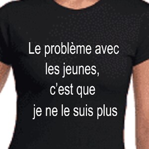 Peut inclure: T-shirt noir avec un texte blanc qui dit "Le problème avec les jeunes, c'est que je ne le suis plus".