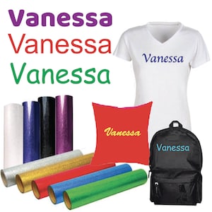 Peut inclure: Un assortiment de vinyles thermocollants de différentes couleurs, dont blanc, violet, noir, pailleté, or, rouge, bleu et vert. Le vinyle est présenté avec un t-shirt blanc, un coussin rouge et un sac à dos noir, tous avec le nom "Vanessa" imprimé dessus.