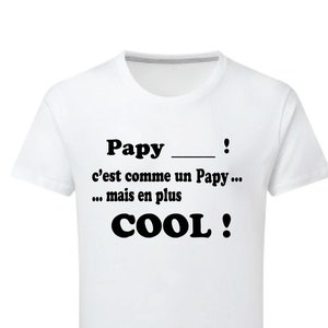 Peut inclure: T-shirt blanc avec du texte noir qui dit "Papy ____! c'est comme un Papy... ... mais en plus COOL!"