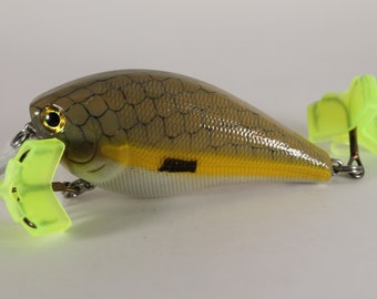 Custom 2.5 Brown, silver and yellow stripped crankbait. Dives 3-6 feet. Actually made for a friend going to Hawaii. I like the color scheme.