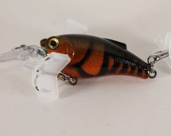 Custom 1.5 deep diver, 8-10 feet. Brown and orange crawfish. Great color for spring and fall but bass are ready to eat the anytime.