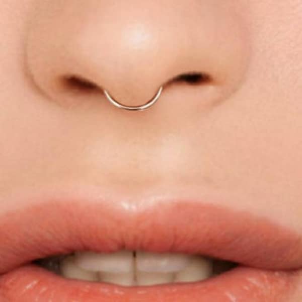 Fake Septum Piercing Ring aus hypoallergenem & nickelfreiem Silberdraht. Kaufen Sie eins, bekommen Sie eins gratis!