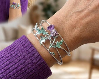 Brazalete ajustable estilo cardo en tonos morado, verde y plateado.