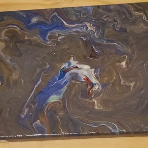 Puede incluir: Pintura abstracta sobre lienzo con patrones en espiral en tonos de gris, azul, blanco y rojo.