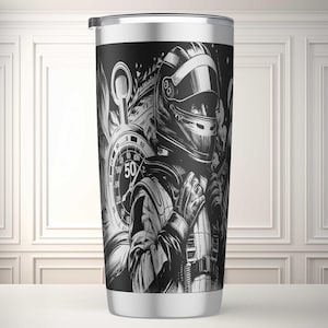 Könnte beinhalten: Edelstahl-Thermobecher mit einer schwarz-weißen Grafik eines Rennfahrers in Helm und Anzug. Ein Tachometer mit der Zahl 50 ist zu sehen. Der Becher hat einen silbernen Deckel und Boden. Das Design ist detailliert.