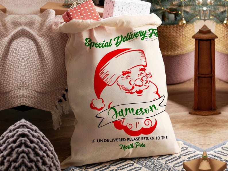 K&ouml;nnte beinhalten: Ein gro&szlig;er, cremefarbener Weihnachtsgeschenksack mit einer rot-gr&uuml;nen Weihnachtsmann-Grafik. Der Sack ist mit verpackten Geschenken gef&uuml;llt und tr&auml;gt den Text "Special Delivery For" und "Jameson". Auf der Unterseite des Sacks steht "If Undelivered Please Return to the North Pole."