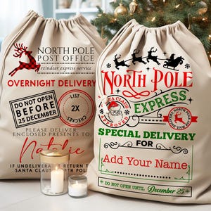 K&ouml;nnte beinhalten: Zwei beige Weihnachtst&uuml;ten mit festlichen Designs. Eine zeigt ein Rentier und den Text "North Pole Post Office, Overnight Delivery". Die andere sagt "North Pole Express, Special Delivery". Beide Taschen haben weihnachtliche Texte und Grafiken.