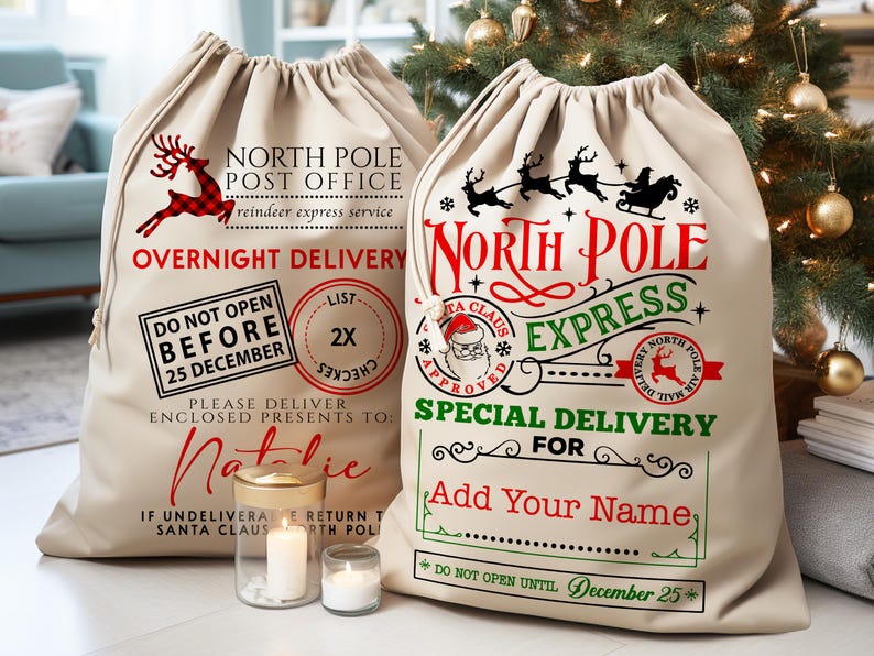 K&ouml;nnte beinhalten: Zwei beige Weihnachtst&uuml;ten mit festlichen Designs. Eine zeigt ein Rentier und den Text "North Pole Post Office, Overnight Delivery". Die andere sagt "North Pole Express, Special Delivery". Beide Taschen haben weihnachtliche Texte und Grafiken.