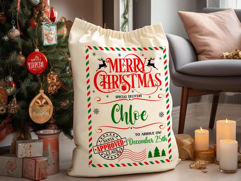 K&ouml;nnte beinhalten: Ein gro&szlig;er, cremefarbener Weihnachtssack mit Kordelzug. Er zeigt "Merry Christmas" in Rot, den Namen "Chloe" in Gr&uuml;n und das Datum "25. Dezember". Das Design umfasst Rentiere, Schneeflocken und ein "Santa Approved" Siegel. Ein festlicher Geschenksack.