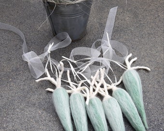 Easter decoration, necklace with felted carrots